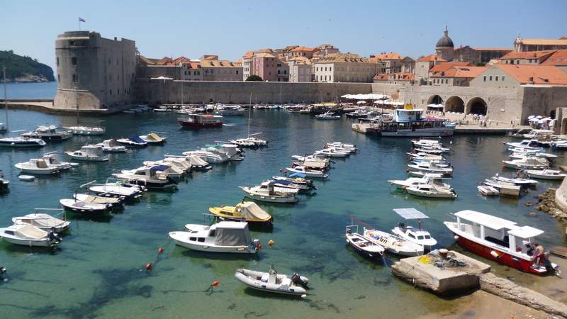 Die Altstadt von Dubrovnik mit dem Hafen