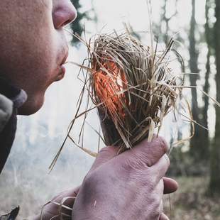 Feuer machen mit Stroh