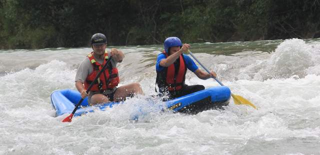 River-Riding im Team-Kanadier