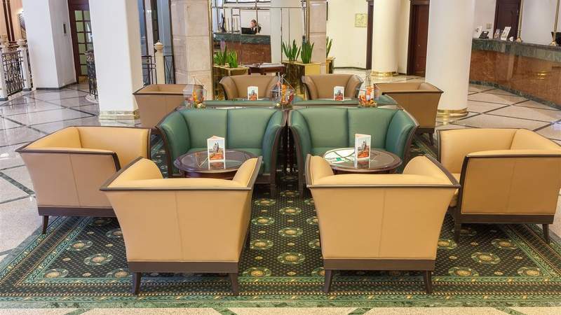 Sitzgruppe in der Lobby im 5-Sterne Marriott Grand Hotel Moskau