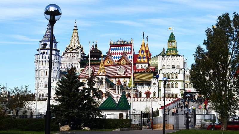 Bunte Häuserzeile in Moskaus Innenstadt