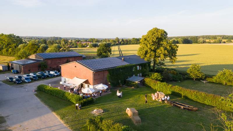 Bauernhofspiele und rustikales Grillessen