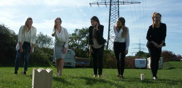 fünf Personen veranstalten ein Kubb Turnier