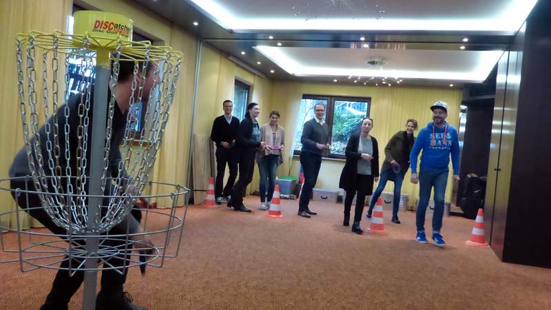 Disc Golf Indoor beim Teamtraining