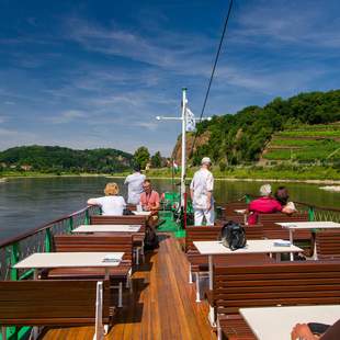 Schifffahrt entlang der sächsischen Weinberge