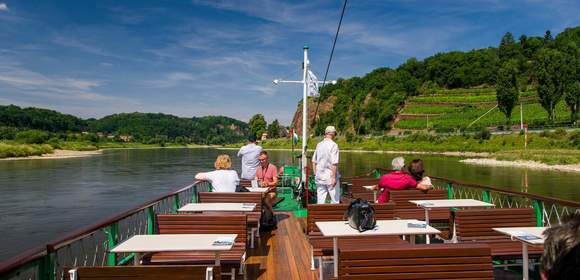 Schifffahrt entlang der sächsischen Weinberge