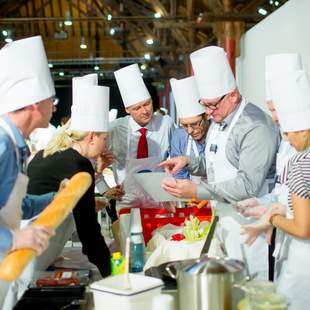 Abstimmen der nächsten Handgriffe Team-Cooking für XXL-Gruppen, deutschlandweit