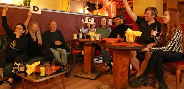 Action-Indoor-Quiz-Gäste mit Lösungstafeln St. Pauli Action-Indoor-Quiz