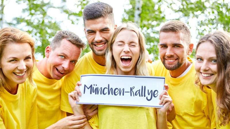 Ein Team nimmt an der Stadtrallye teil