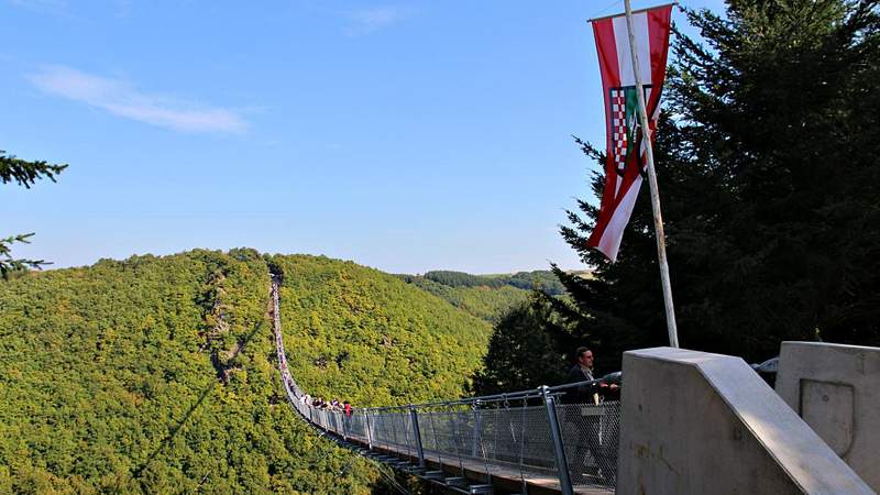 Brücke & Bogen: Hängebrücke & Bogenschiessen