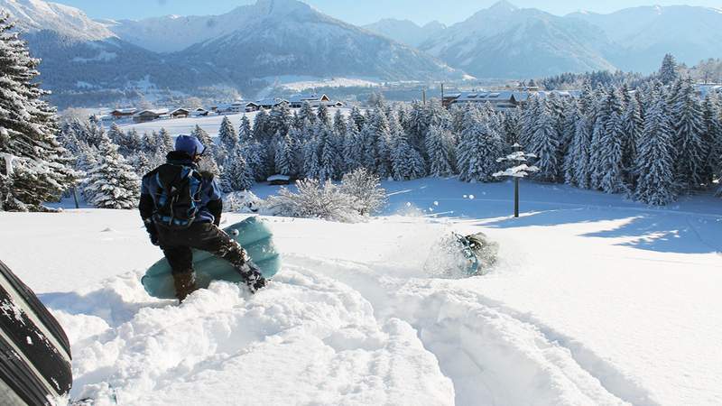 Schneeschuhwanderung mit Airboard Rodeln