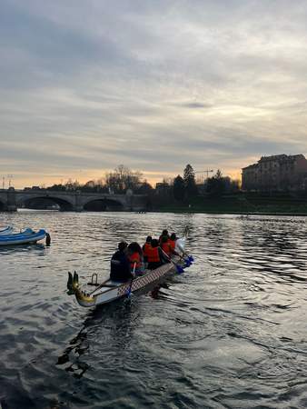 Fahrt mit dem Drachenboot in Turin