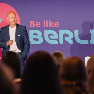 derLÖSER - Keynote Speaker Vertrieb - auf der Bühne