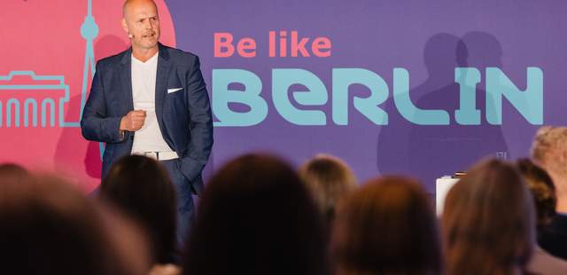 derLÖSER - Keynote Speaker Vertrieb - auf der Bühne