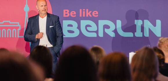 derLÖSER - Keynote Speaker Vertrieb - auf der Bühne