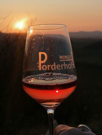 Gemeinsam feiern bei Krimi & Wein