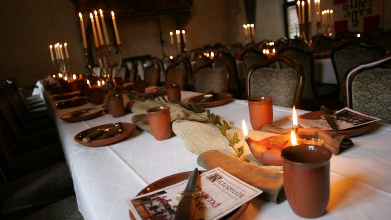 Ritter 1 Die gedeckte Tafel