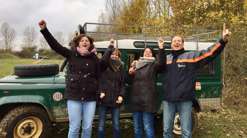 Vier Hirschfeld Mitarbeiter freuen sich auf eine Offroad Jeep Tour