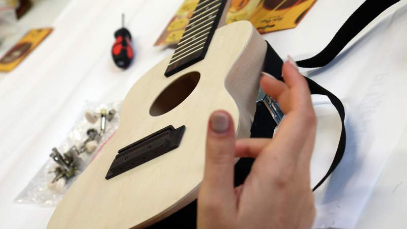 Ukulelen-Event. Baue, male und spiele Ukulele im Team