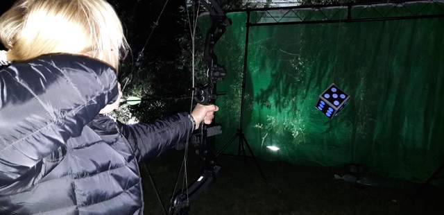 Bogenschießen bei Nacht