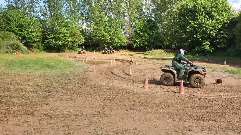 Quad im Schlamm