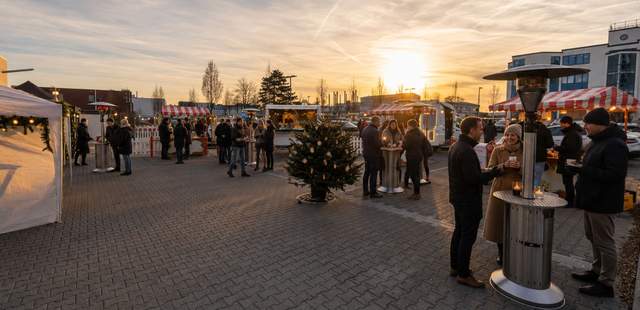 Pop-up Weihnachtsmarkt auf dem Firmengelände Pop-up Weihnachtsmarkt für Firmen mit Gästen, Marktständen und winterlicher Atmosphäre