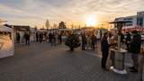 Pop-up Weihnachtsmarkt für Firmen mit Gästen, Marktständen und winterlicher Atmosphäre