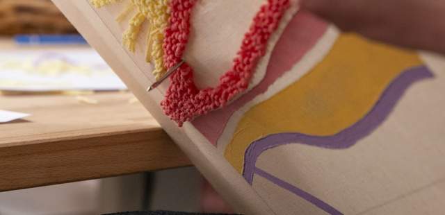Makroaufnahme des Punch Needle Werkzeugs beim Ausarbeiten feiner Texturen im StraightCurls Design