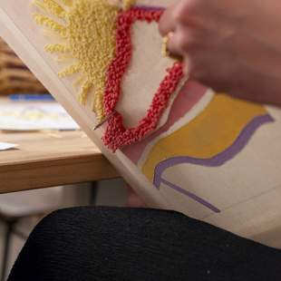 Makroaufnahme des Punch Needle Werkzeugs beim Ausarbeiten feiner Texturen im StraightCurls Design