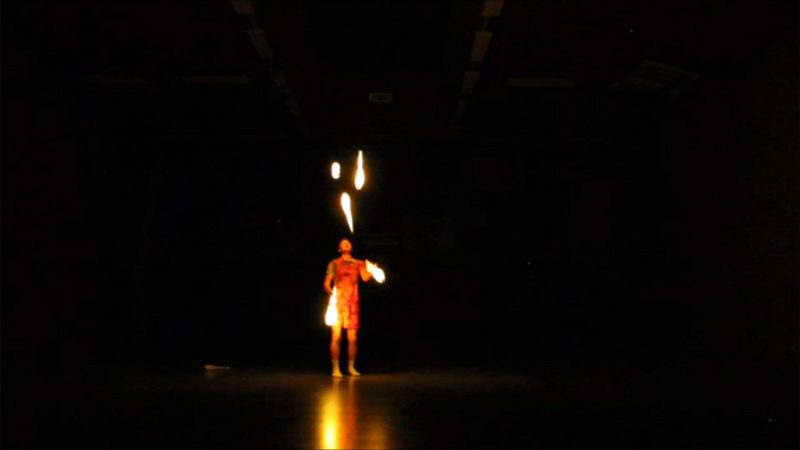 "Bright in the Dark" | High-Tech-Jonglage-Act