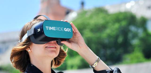 Gast mit Virtual Reality-Brille Virtual Reality