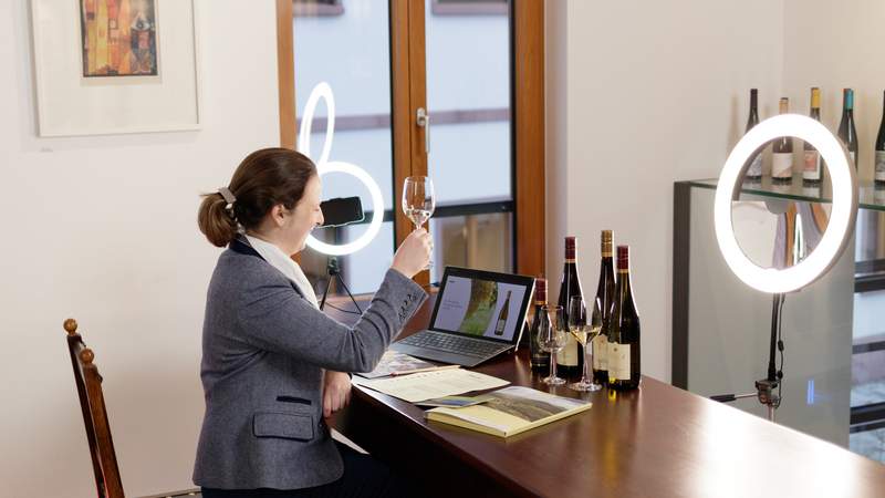 Wilhelmshof Weingut Online Weinprobe Barbara Roth Sektprobe@Home