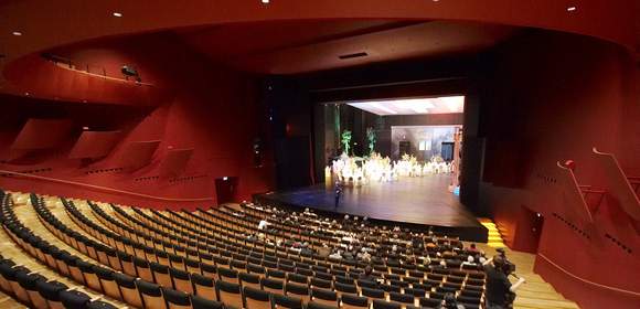 Dinner auf der Bühne im Theater