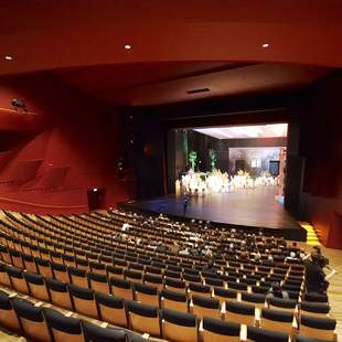 Dinner auf der Bühne im Theater