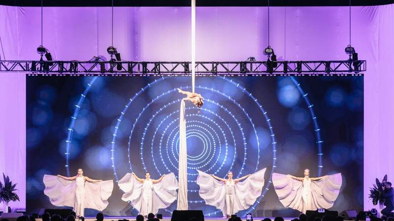 Lichtshow mit der Akrobatik Massgeschneiderte Show mit der Akrobatik