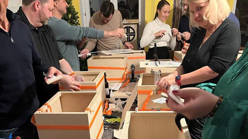 Cajons bauen, bespielen und Spenden