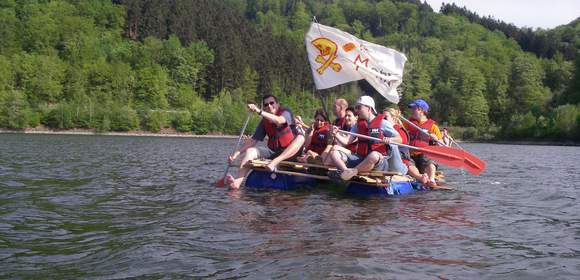 Floßbau im Team