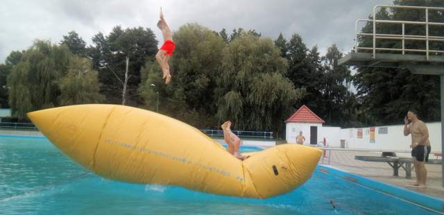 Blob Blobbing Wasserkatapult im Pool Blob, Blobbing, Wasserkatapult in Berlin