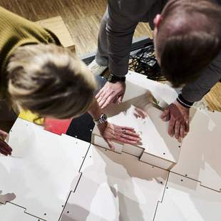 Bau der Tagungsbühne Bau der Tagungsbühne