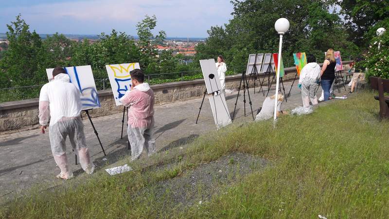 Graffiti Kurs zur Jahresabschlussfeier Mehrere Personen die auf Leinwänden sprayen