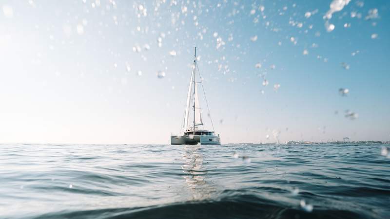 Katamaransegeln auf der Ostsee Genießen Sie einen Tag unter Segeln