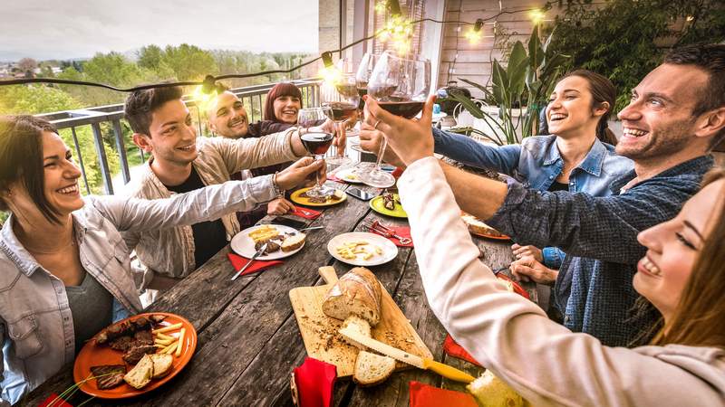 Menschen beim Dinner auf einer Berghütte