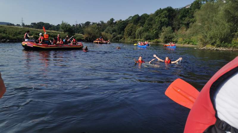 Schlauchbootfahrt als Teamevent Team hat Spaß auf dem Wasser