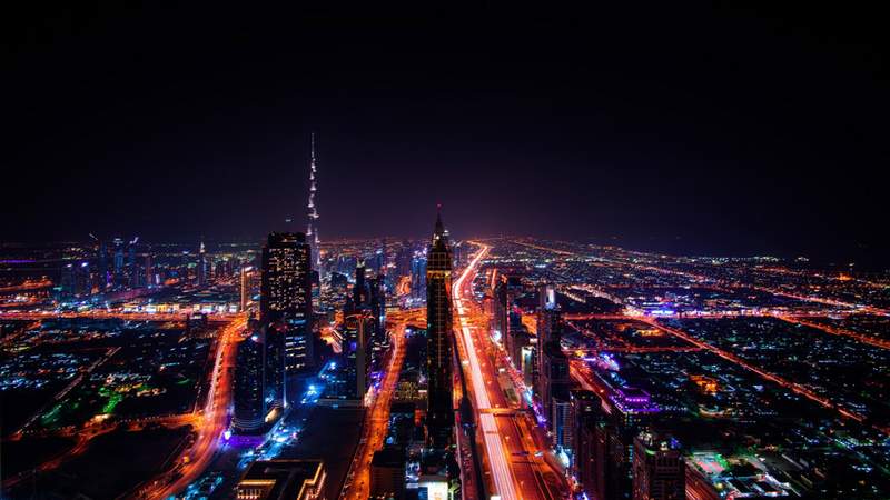 Panorama Dubai bei Nacht vom Wolkenkratzer aus