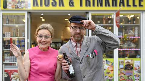 Hetti und Jupp. Zwei Ruhrpottoriginale vor der Bude.