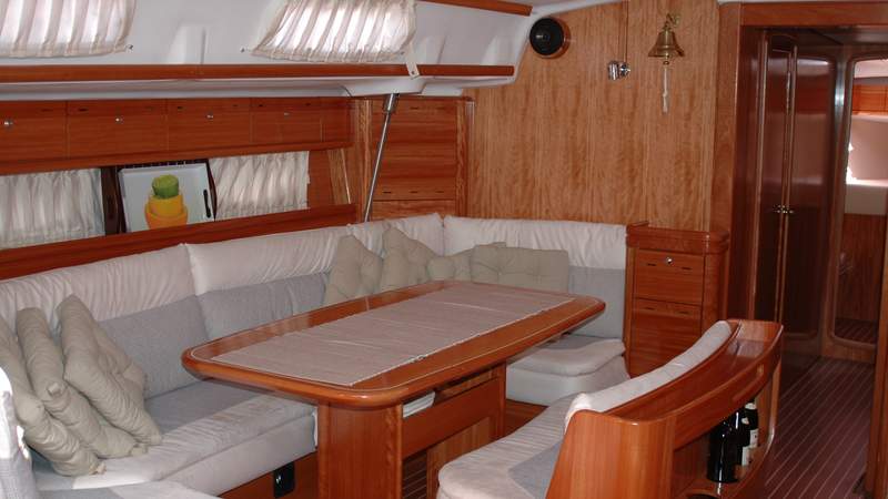B50_Salon Auf der Segelyacht vor Mallorca