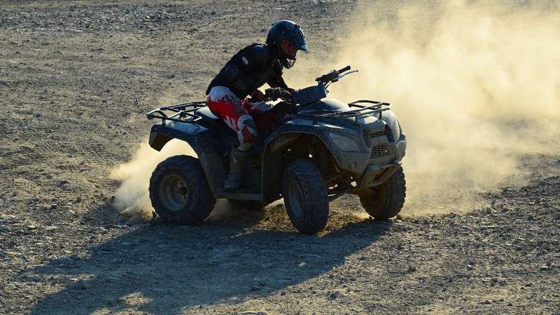 Quad fahren durch den Steinbruch