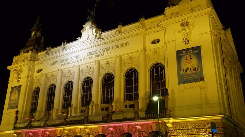 Angestrahltes Theater des Westens in Berlin