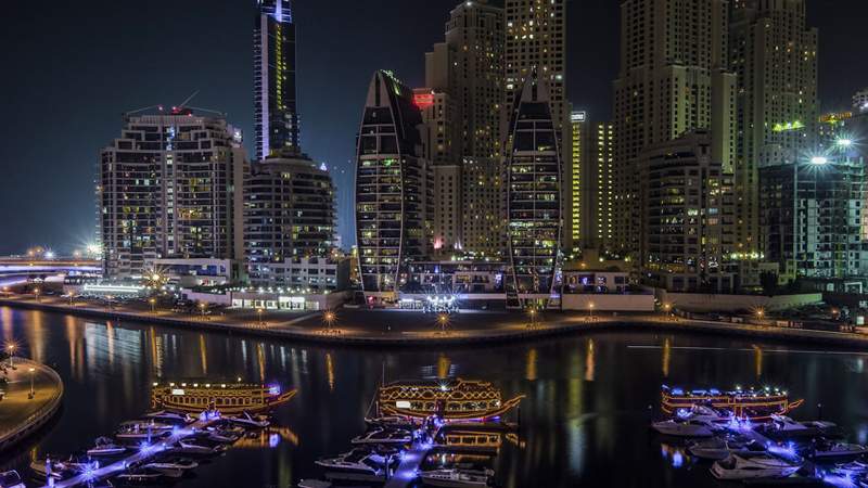Marina Dubai mit beleuchteter Skyline bei Nacht