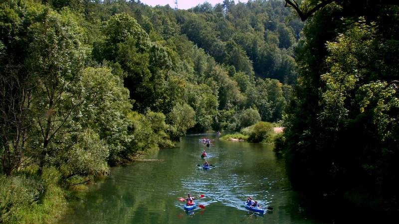 Kanufahren mit einer Gruppe im Donautal eine gruppe 8 kanus fährt durch das donautal